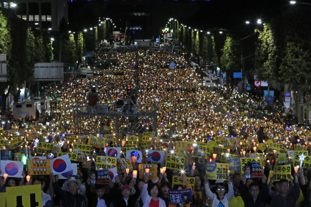 5일 오후 서울 서초구 서초역 사거리에서 열린 ‘제8차 검찰개혁 촛불 문화제’에서 참석자들이 휴대폰 플래쉬를 비추는 퍼포먼스를 하고 있다. /연합뉴스