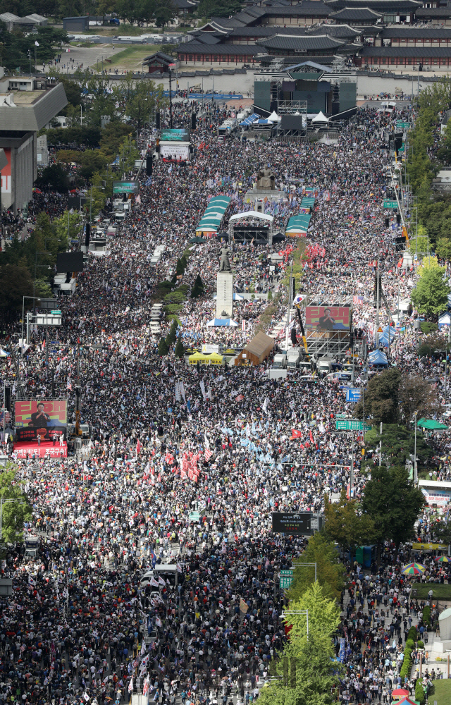 조국 법무부 장관의 사퇴를 촉구하는 자유한국당과 보수단체들이 3일 오후 서울 광화문광장에 집결해 문재인 정부를 규탄하고 있다. /성형주기자
