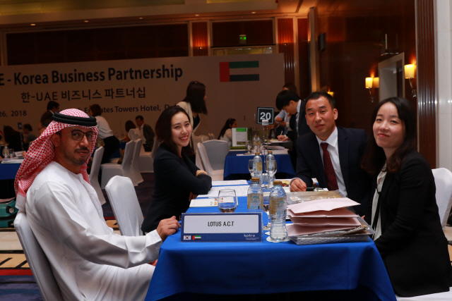 이영신(앞줄 오른쪽) 로터스 대표가 아랍에미레이트(UAE) 관계자와 수출 계약에 대한 논의를 하고 있다./사진제공=로터스