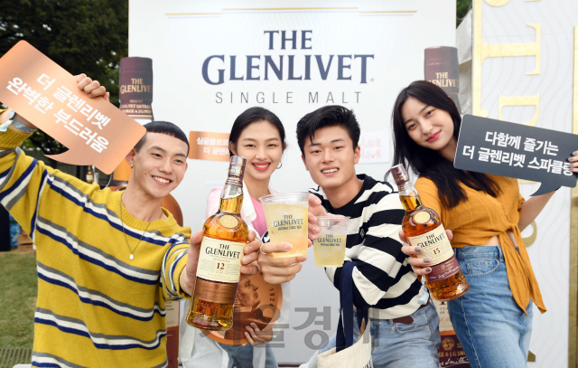 싱글몰트 브랜드 ‘더 글렌리벳(THE GLENLIVET)’은 지난 주말 서울 올림픽 공원 내 88잔디마당에서 열린 뮤직 페스티벌 ‘슬로우 라이프, 슬로우 라이브 2019(이하 슬라슬라)’에 참여해 색다른 브랜드 경험을 제공했다고 7일 말했다. ‘더 글렌리벳’은 현장에서 ‘더 글렌리벳 체험 공간’을 마련하고 기존의 페스티벌에서 쉽게 만나볼 수 없었던 싱글몰트를 제대로 경험할 수 있는 기회를 제공했다.  또한 ‘더 글렌리벳’ 구매자를 대상으로 한 테이스팅 세션, 다양한 음용법으로 즐길 수 있는 칵테일 클래스 등 풍성한 프로그램을 선보여 관람객들의 큰 호응을 얻었다./권욱기자ukkwon@sedaily.com