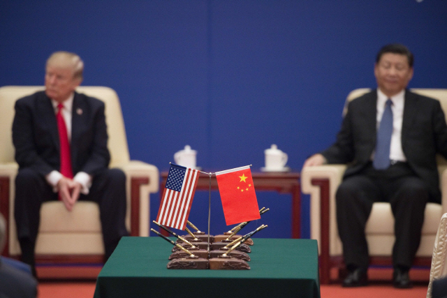 지난 2017년 11월 도널드 트럼프 미국 대통령과 시진핑 중국 국가주석이 베이징에서 회담하고 있다. /AFP연합뉴스