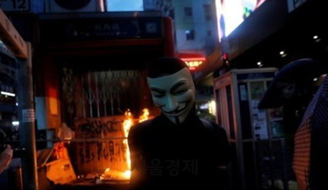 시위대의 방화로 불에 타는 홍콩 지하철역 입구/로이터통신=연합뉴스
