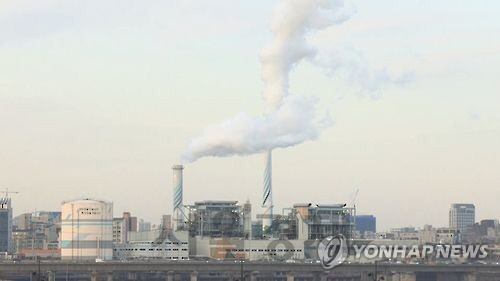 굴뚝 연기를 내뿜고 있는 서울의 한 공장. 본 기사와 무관. /연합뉴스