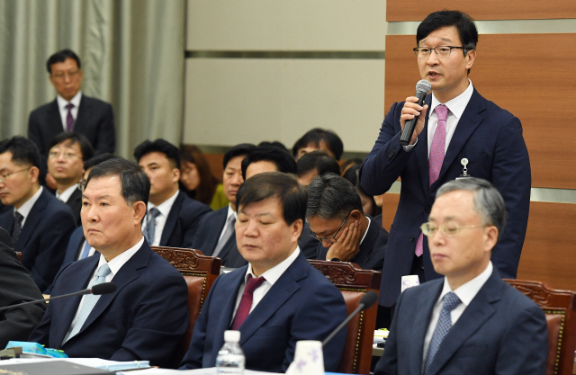 조국 법무부 장관의 수사를 맡고 있는 송경호(뒷줄 오른쪽) 서울중앙지검 3차장 검사가 7일 서울 서초구 서울고검에서 열린 국회 법제사법위원회 국정감사에서 감사위원들의 질의에 답변하고 있다. 이날 국감에서 배성범(앞줄 가운데) 서울중앙지검장은 여당 위원들의 과잉수사 지적에 “고발 전에 내사는 없었고 압수수색 과정에서 증거인멸 정황도 있었다”고 밝혔다. /오승현기자