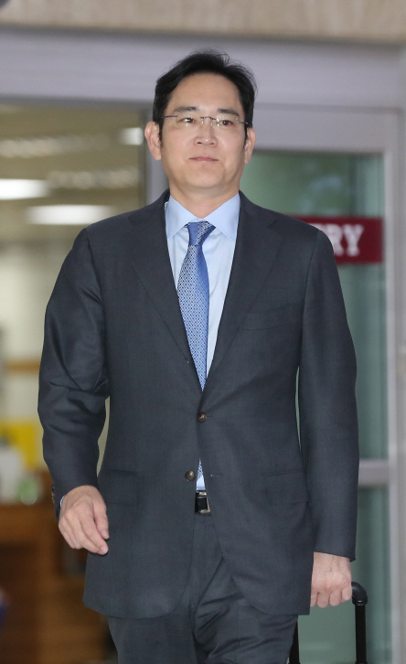 이재용 삼성전자 부회장이 지난 7월 일본 출장을 마치고 김포국제공항으로 귀국하고 있다. /연합뉴스