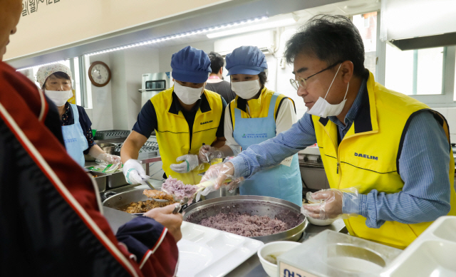 지난 7일 대림산업 직원들이 서울 용산구 청파노인복지센터를 찾아 점심 배식 봉사활동을 펼치고 있다./사진=대림산업