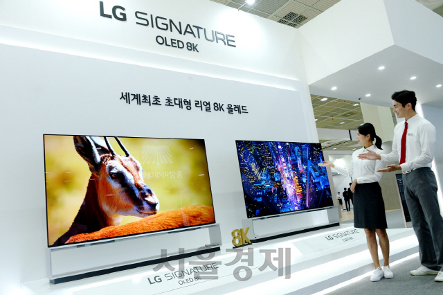 8일 삼성동 코엑스에서 개막한 ‘2019 한국전자전’에서 모델들이 LG전자의 ‘LG 시그니처 올레드 8K’ TV를 소개하고 있다. /사진제공=LG전자
