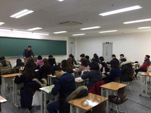 .서울의 한 직업전문학교에서 수강생들이 수업에 열중하고 있다. /연합뉴스