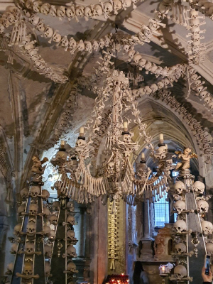 해골을 비롯해 사람의 뼈로 장식된 해골 성당의 내부.