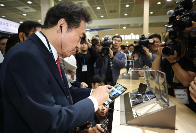 이낙연 국무총리가 8일 서울 강남구 코엑스에서 열린 한국전자산업대전에서 삼성 갤럭시 폴드 5G 제품을 살펴보고 있다./연합뉴스
