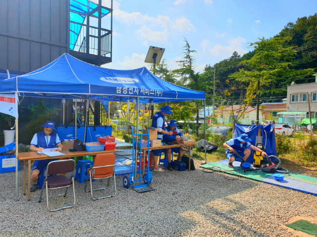 삼성전자서비스 엔지니어들이 8일 경북 영덕군 강구면에서 태풍 ‘미탁’ 피해 주민들의 가전제품을 점검하고 있다. 삼성전자 등 삼성 8개 계열사는 태풍 피해 지역 복구를 위해 20억원의 성금을 전달하기로 했다. /사진제공=삼성전자