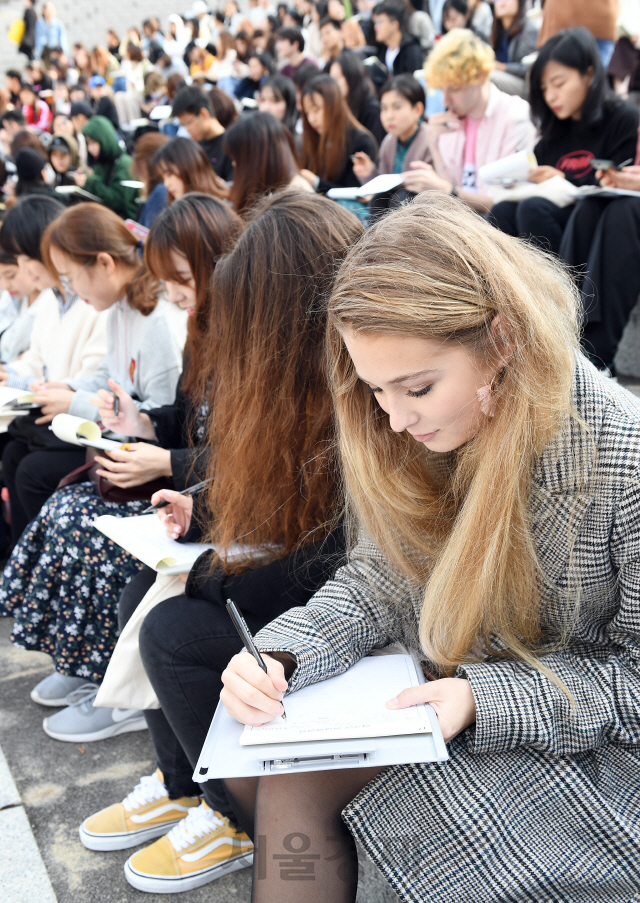 573돌 한글날을 하루 앞둔 8일 서울 서대문구 연세대학교에서 열린 '제28회 외국인 한글백일장'에 참가한 외국인들이 글 솜씨를 겨루고 있다./오승현기자 2019.10.8