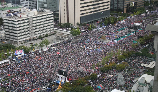 한글날인 9일 서울 도심에서 조국 법무부 장관 사퇴를 촉구하는 집회가 열리는 한편 토요일에는 서초동에서 검찰 개혁을 촉구하는 네 번째 주말 집회가 개최될 예정이다./연합뉴스