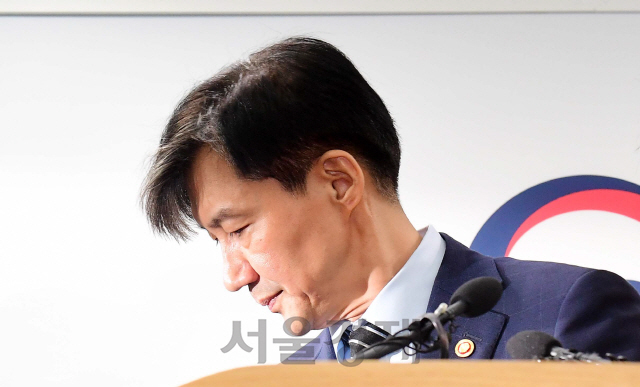 조국 법무부 장관이 8일 오후 경기도 과천시 정부과천청사 법무부 브리핑룸에서 검찰 개혁방안을 발표한 뒤 인사하고 있다./과천=권욱기자 2019.10.08