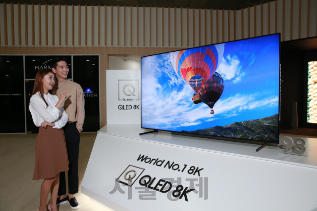8일 서울 코엑스에서 열린 ‘2019 한국전자전’에서 모델들이 삼성전자의 QLED 8K TV를 살펴보고 있다. /사진제공=삼성전자