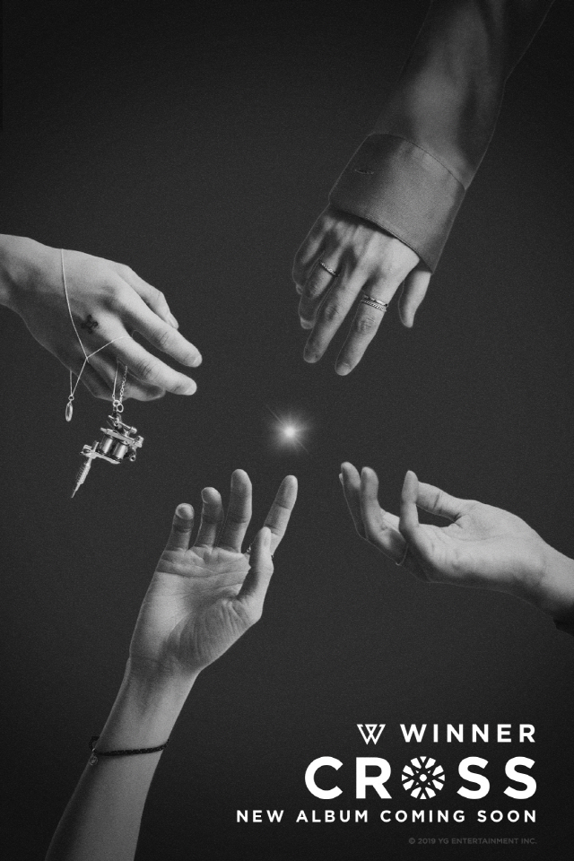 위너, 'CROSS' 2차 커밍순 포스터 공개...네 개의 빛→네 멤버의 손