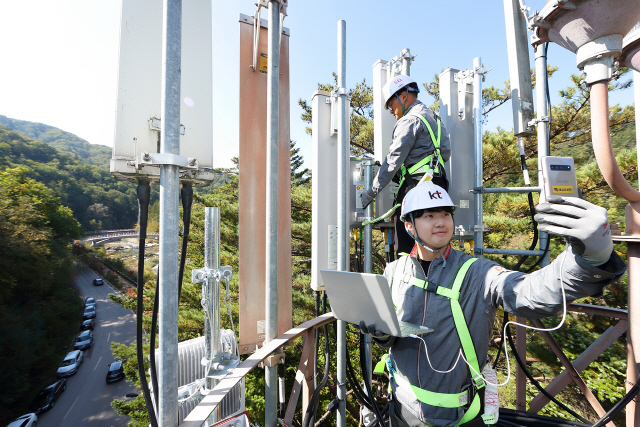 KT 네트워크부문 직원들이 강원도 오대산 월정사에서 5G 네트워크 품질을 점검하고 있다. KT는 가을 단풍철을 맞아 전국 대표 명산에 5G 커버리지를 구축하고 서비스를 제공한다고 9일 밝혔다./사진제공=KT