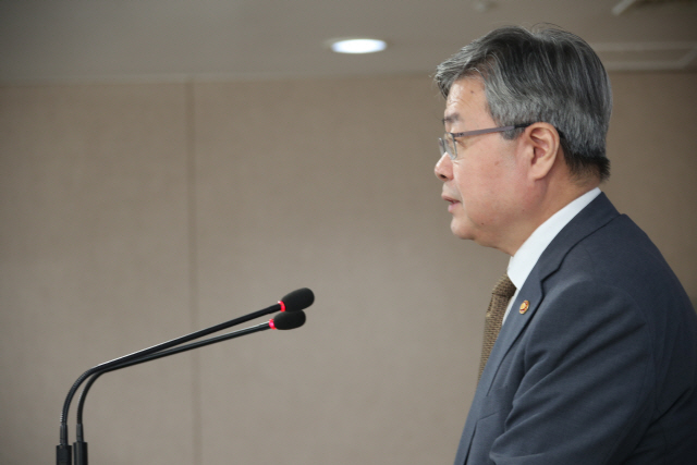 이재갑 고용노동부 장관이 지난달 30일 정부서울청사에서 서울교통공사 등 5개 공공기관의 비정규직 채용 및 정규직 전환 실태‘ 감사원 결과에 대한 정부 입장을 발표하고 있다. /연합뉴스