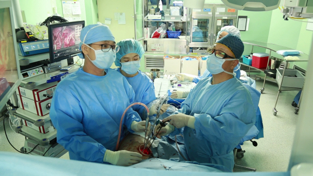 문석환(오른쪽) 서울성모병원 폐암센터장이 폐암 수술을 하고 있다.  /사진제공=서울성모병원