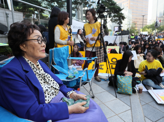 한글날인 9일 오후 서울 종로구 옛 일본대사관 앞에서 열린 제1408차 일본군 성노예제 문제해결을 위한 정기 수요시위에 이용수 할머니가 참가하고 있다. /연합뉴스