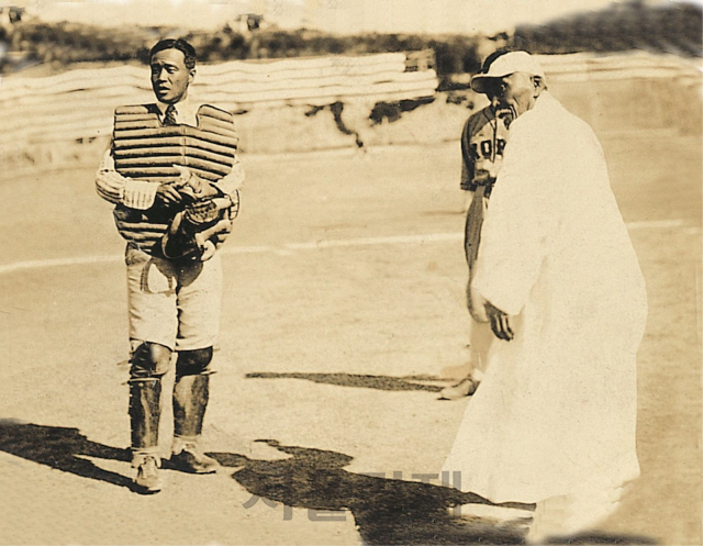 1920년 11월 4일 배재고등보통학교에서 열린 제1회 전국체육대회(제1회 전조선야구대회)에서 이상재(오른쪽) 선생이 시구를 하고 있다.  /사진제공=대한체육회