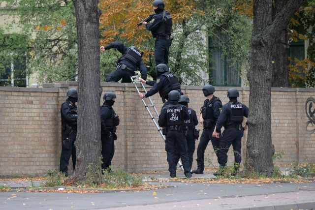 9일(현지시간) 독일 동부 도시 할레에서 발생한 총격으로 최소 2명이 사망한 가운데 경찰들이 용의자들을 쫓고 있다./할레=AFP연합뉴스