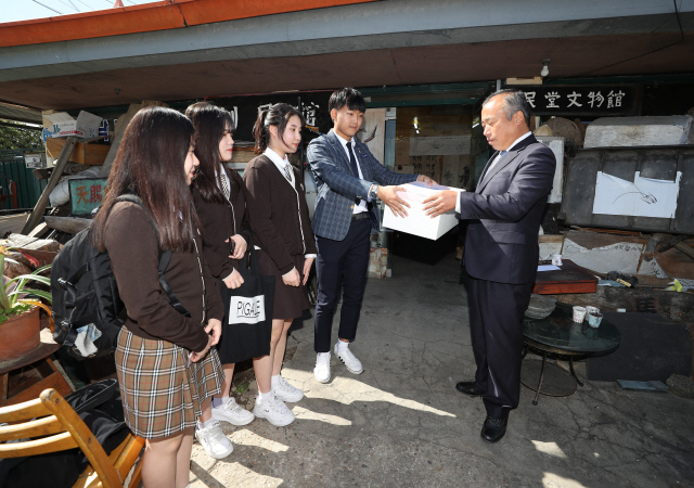 고교생들 한글날에 훈민정음 상주본 반환요청      (상주=연합뉴스) 김현태 기자 = 한글날인 9일 오전 고교생들이 경북 상주시 훈민정음 해례본 상주본(이하 상주본) 소장자 배익기 씨가 운영하는 골동품점에서 배 씨에게 상주본 반환 서명을 전달하고 있다.      상주고, 상주 우석여고, 서울 해성여고 등의 학생들은 지난 8월부터 상주본 반환을 촉구하는 서명과 함께 반환 촉구 손편지 운동을 벌여 이날 그동안 모인 손편지 등을 배 씨에게 전달했다. 2019.10.9      mtkht@yna.co.kr  (끝)      <저작권자(c) 연합뉴스, 무단 전재-재배포 금지>