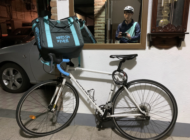 야간 주행 시 안전을 위해 자전거용 전조등, 후미등은 필수다. 그리고 자전거 바퀴에 바람도 미리 넣어두자.
