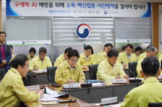 이낙연 국무총리가 10일 세종시 정부세종청사 농림축산식품부 아프리카돼지열병 방역상황실에서 열린 범정부 점검회의에서 발언하고 있다./연합뉴스