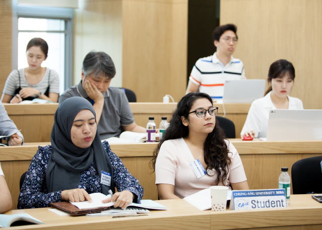 다양한 국적의 중앙대 글로벌 MBA 학생들이 수업에 열중하고 있다./사진제공=중앙대