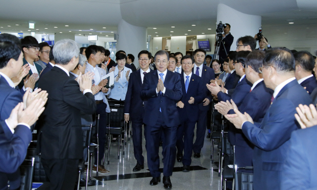 문재인 대통령이 10일 오후 충남 홍성군 충남도청에서 열린 해양 신산업 발전전략 보고회에 입장하고 있다. /연합뉴스