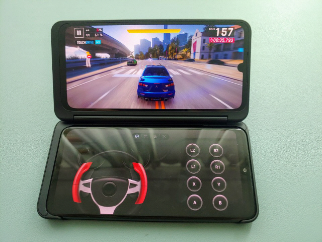 LG전자 전략 스마트폰 V50S 씽큐로 한 화면은 게임을, 다른 화면은 패드를 실행시키고 있다./권경원기자