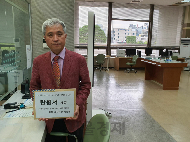 민주당 경기도 기초단체장협의회 회장인 곽상욱 오산시장이 10일 이재명 경기도지사의 선처를 요청하는 탄원서를 대법원에 제출하고 있다.
