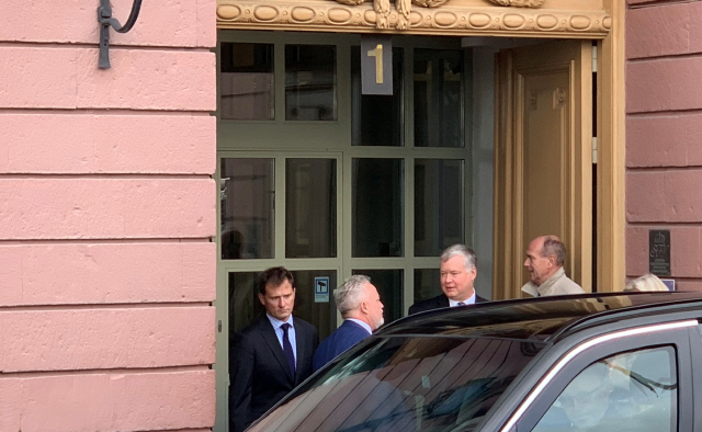 스티븐 비건(왼쪽 세번째) 미국 국무부 대북특별대표가 지난 4일(현지시간) 스웨덴 스톡홀름에서 열린 스웨덴 외무부와의 회담이 끝난 뒤 떠날 채비를 하고 있다./스톡홀름=로이터연합뉴스