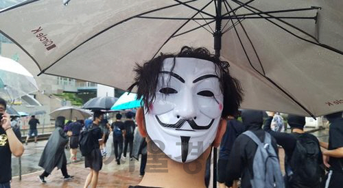 지난 6일 한 홍콩 시위자가 정부의 복면금지법 시행에 반대해 ‘가이 포크스’ 가면을 쓰고 있다./홍콩=연합뉴스