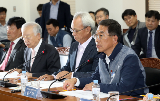 김주영(오른쪽) 한국노총 위원장이 11일 서울 경사노위 회의실에서 열린 경제사회노동위원회 본위원회에서 모두발언을 하고 있다. /연합뉴스