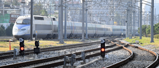 전국철도노동조합이 한시 파업에 돌입한 11일 오전 서울역 선로에 빨간 정지 신호등이 켜져있다./오승현기자 2019.10.11