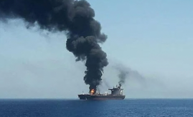 사우디아라비아 항구 제다 인근에서 2발의 로켓포 공격을 받아 폭발한 이란 유조선 사비티호에서 검은 연기가 치솟고 있다. /영국 텔레그래프 홈페이지 캡처
