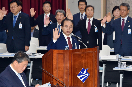 오거돈 부산시장이 11일 시청에서 열린 국회 행정안전위원회 국정감사장에서 증인선서를 하고 있다./사진제공=부산시