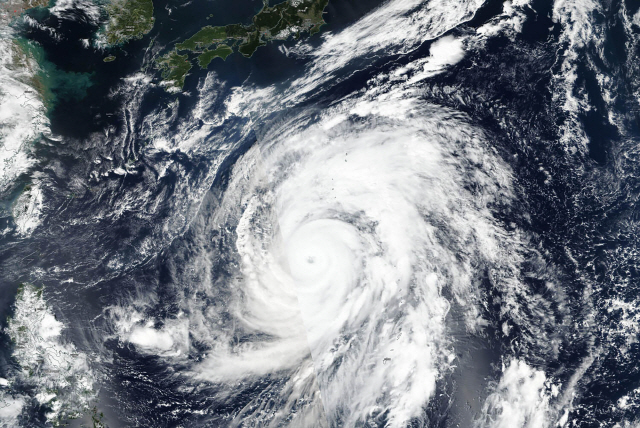 일본 열도에 접근하는 대형 태풍 ‘하기비스’ 위성 사진. 미국 항공우주국(NASA)-해양대기청(NOAA)의 수오미 NPP 인공위성에서 9일 촬영한 것. /연합뉴스