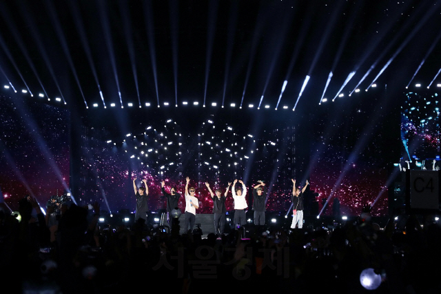 BTS가 지난 11일(현지시간) 사우디아라비아 리야드의 킹 파드 인터내셔널 스타디움에서 공연을 펼치고 있다. /사진제공=빅히트엔터테인먼트