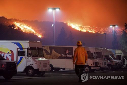 캘리포니아 실마지역 새들리지 파이어 진화하는 소방관 /AP=연합뉴스