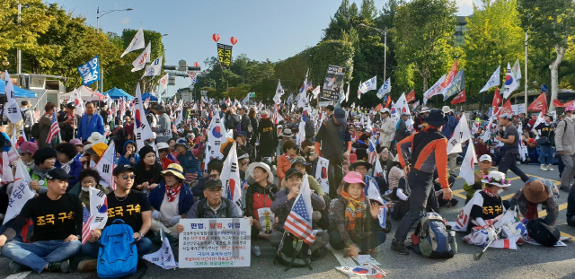 12일 서울 서초구 성모병원 앞에서 우리공화당 당원들이 조국 장관 사퇴를 촉구하는 집회를 열고 있다./한동훈기자