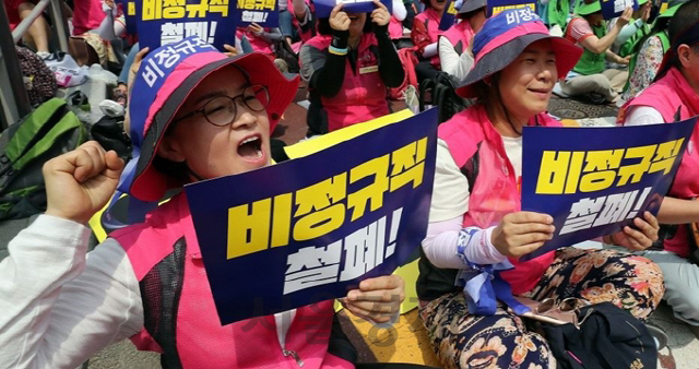 지난 7월 3일 학교 비정규직 총파업에 참여한 노조원들이 구호를 외치고 있다./ 연합뉴스