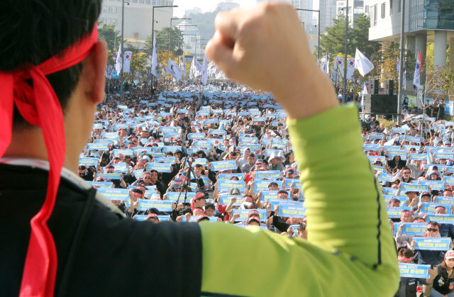 11일 총파업에 돌입한 전국철도노동조합이 세종시 정부청사 기획재정부 앞에서 파업 출정식을 열고 있다. /연합뉴스