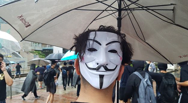 지난 6일 한 홍콩 시위자가 정부의 복면금지법 시행에 반대해 ‘가이 포크스’ 가면을 쓰고 있다. /연합뉴스