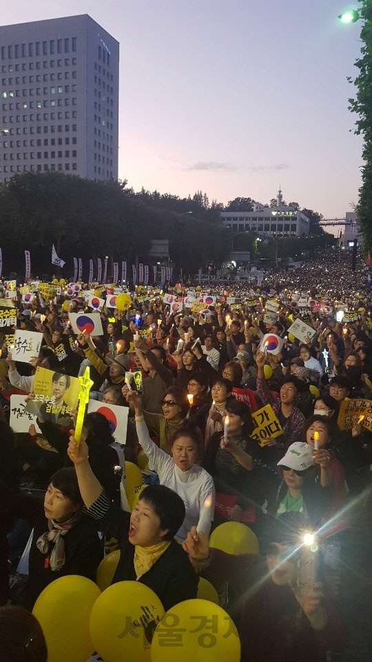 12일 서울 서초역 사거리에서 열린 ‘제 9차 검찰개혁 촛불문화제’에서 참석자들이 검찰개혁 구호를 외치며 촛불을 밝히고 있다./한동훈기자