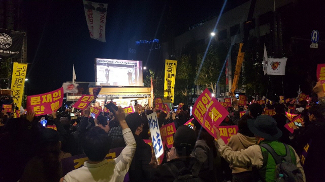 12일 서초동 서초경찰서 인근에서 보수성향 단체 자유연대가 집회를 열고 ‘조국 구속’ 구호를 외치고 있다./한동훈기자