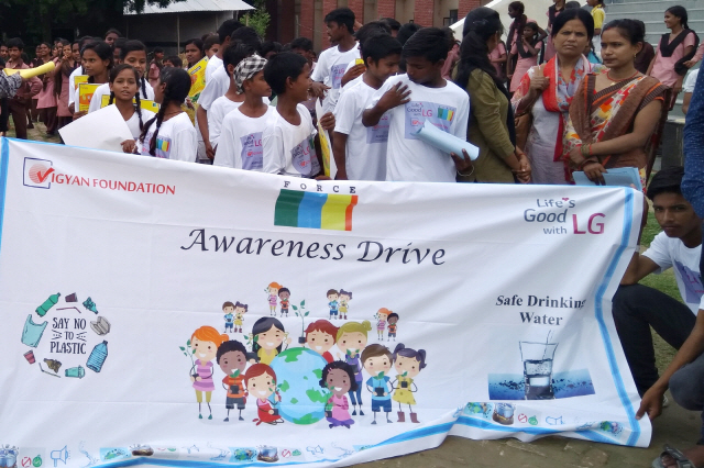 LG전자가 지난 4월부터 인도에서 실시하고 있는 수질환경보호 캠페인 ‘LG 에이전트 오브 체인지’에 참여한 학교의 교사와 학생들이 기념촬영을 하고 있다. /사진제공=LG전자