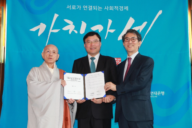 구본환(가운데) 인천국제공항공사 사장이 11일 서울 서대문구 연남장에서 ‘사회적 경제조직 육성을 위한 업무지원 협약’을 체결한뒤 기념촬영을 하고 있다. /사진제공=인천공항공사